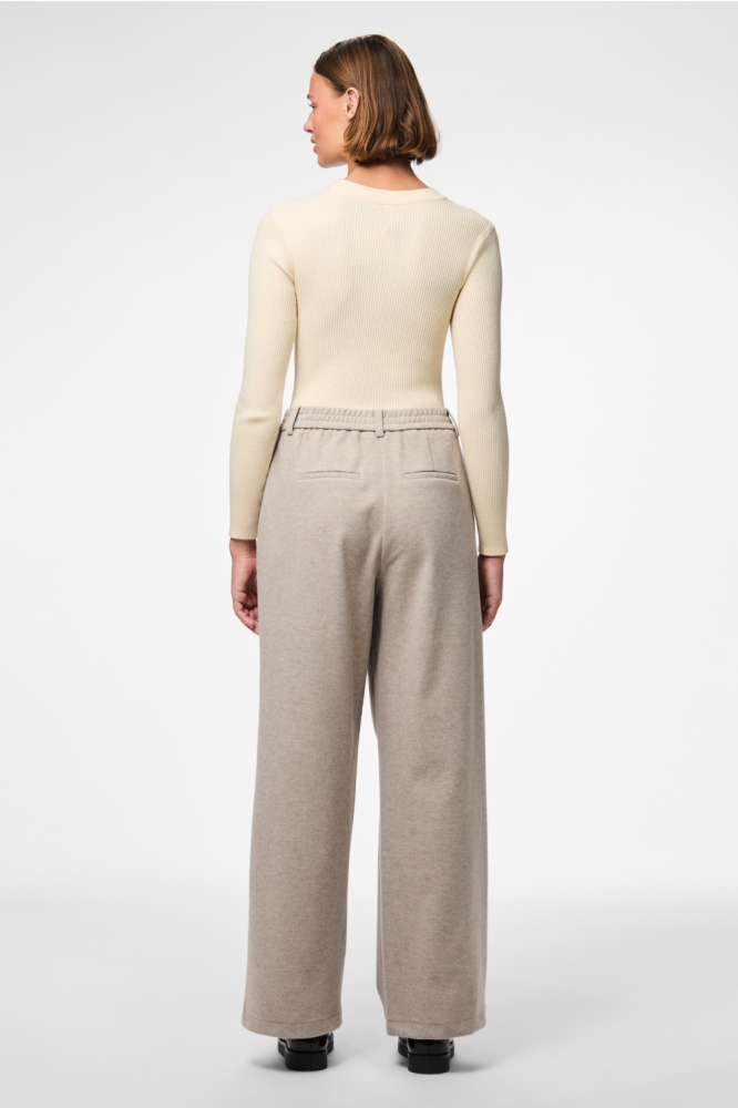 Pieces grijze dames broek | Model achteraanzicht