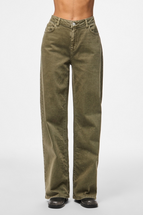 Pieces groene dames jeans | Model vooraanzicht