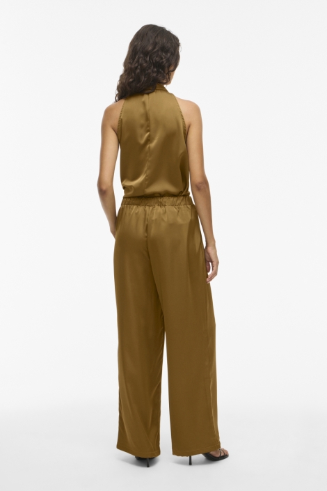 Vila groene dames broek | Model achteraanzicht