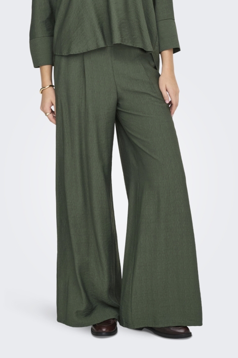 Jacqueline de Yong groene dames broek | Model vooraanzicht