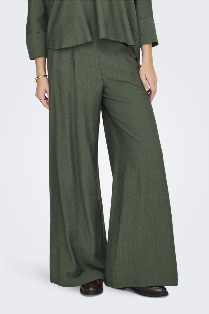 Jacqueline de Yong groene dames broek | Model vooraanzicht