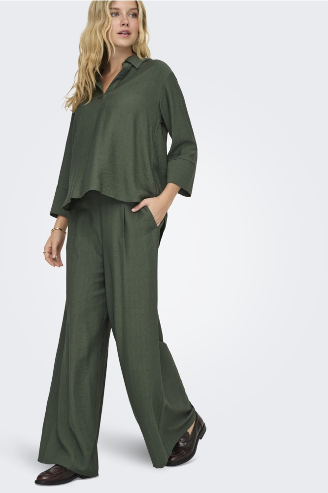 Jacqueline de Yong groene dames broek | Model vooraanzicht