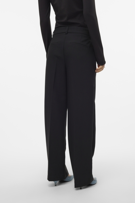 Vero Moda zwarte dames broek | Model achteraanzicht
