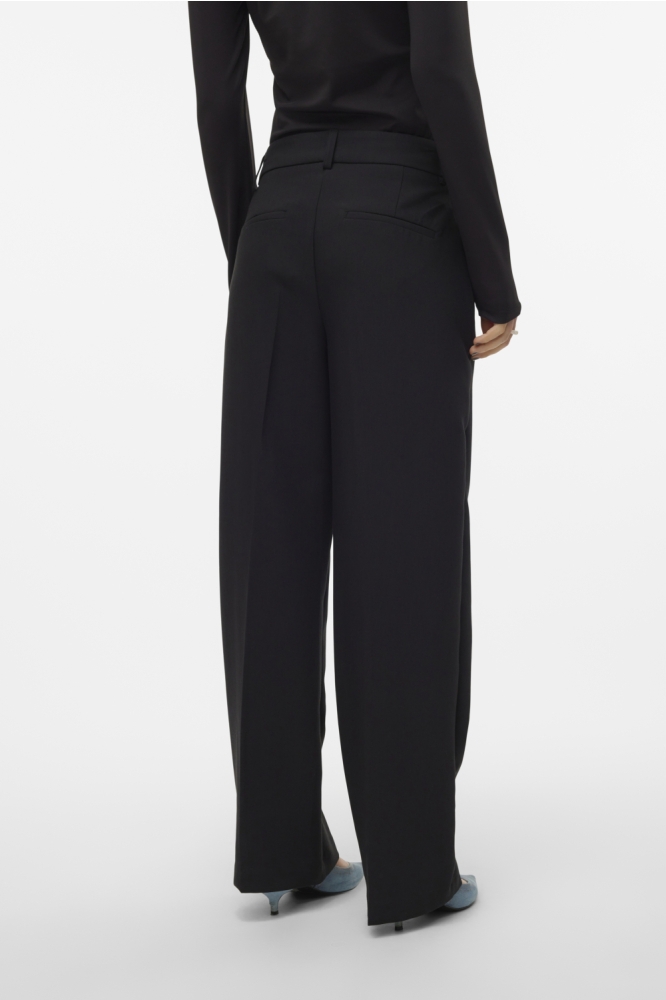 Vero Moda zwarte dames broek | Model achteraanzicht
