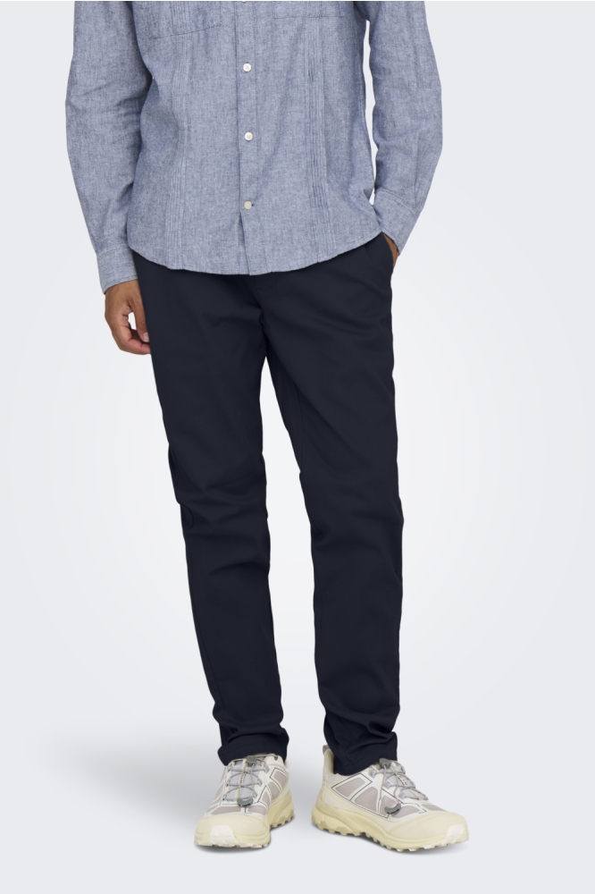 Only & Sons blauwe heren broek | Model vooraanzicht