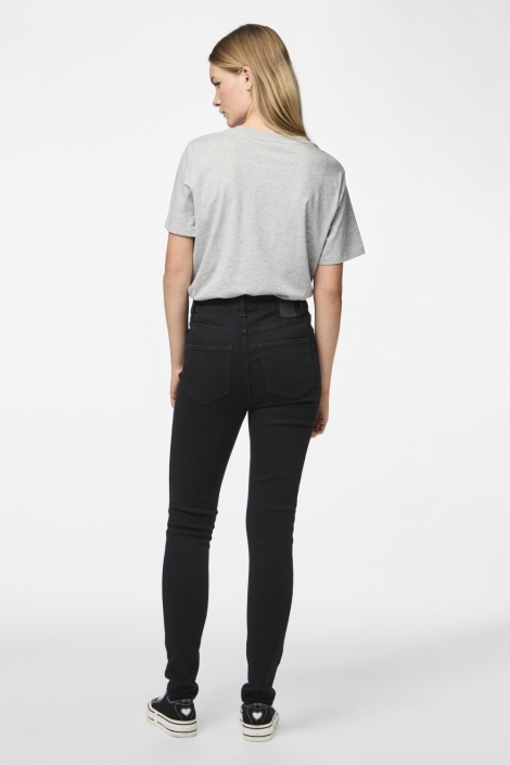 Pieces zwarte dames jeans | Model achteraanzicht