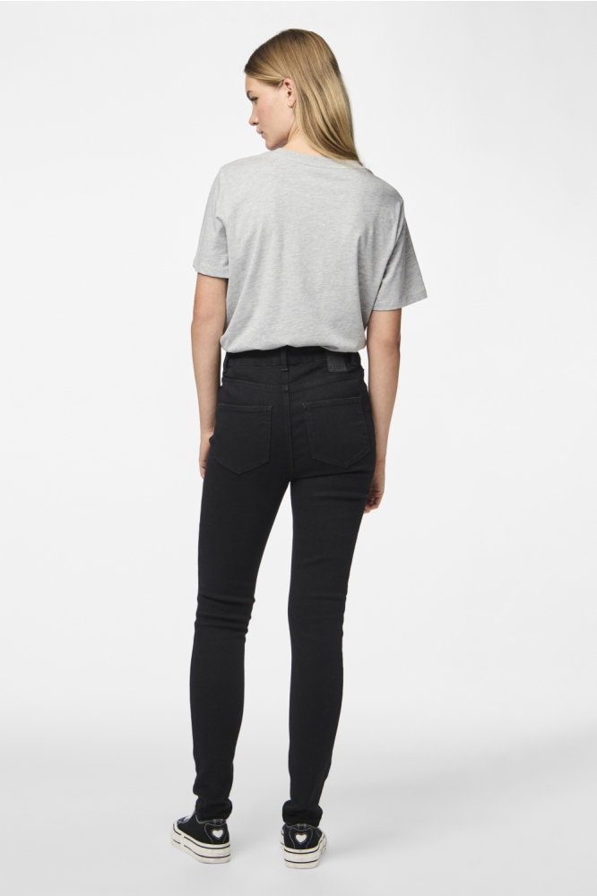 Pieces zwarte dames jeans | Model achteraanzicht