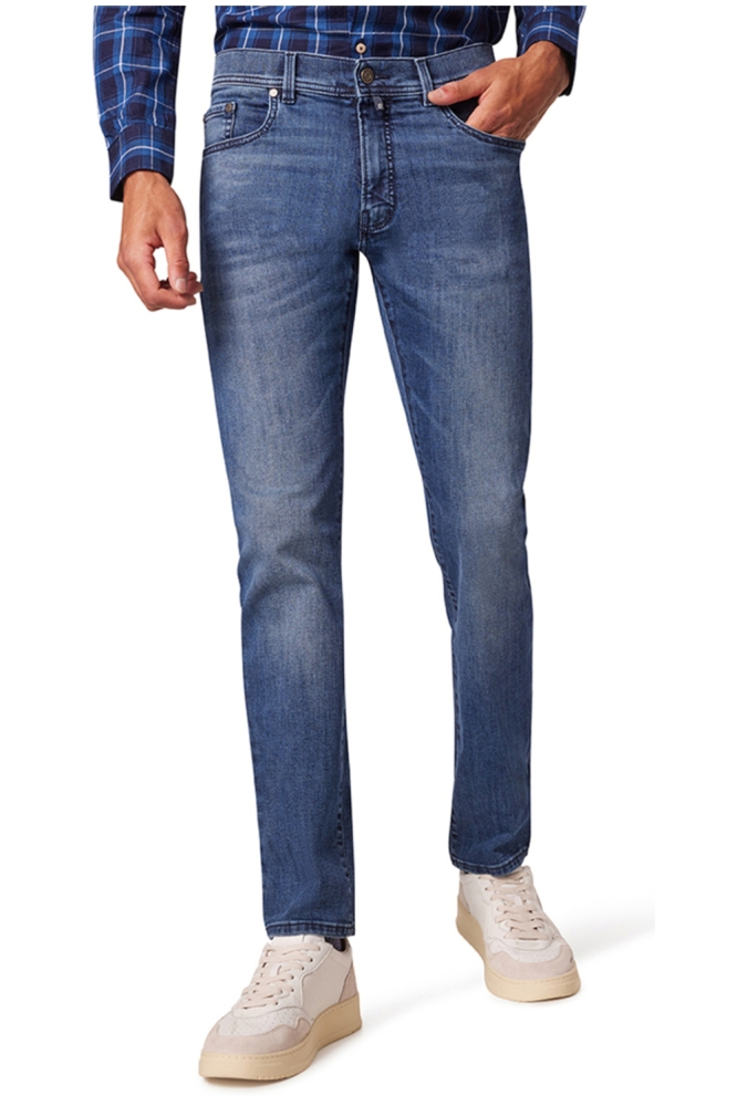 Pierre Cardin blauwe heren jeans | Model vooraanzicht