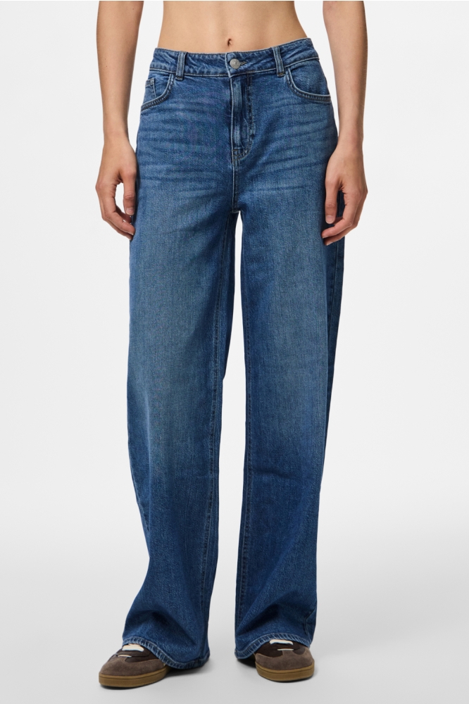 Pieces blauwe dames jeans | Model vooraanzicht