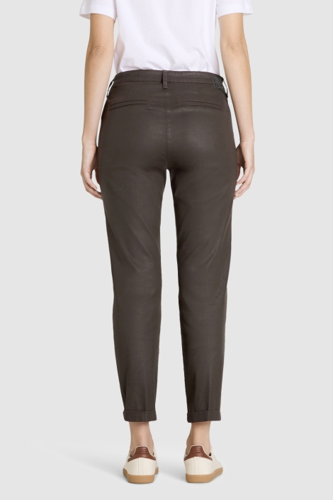 Mac bruine dames broek | Model achteraanzicht