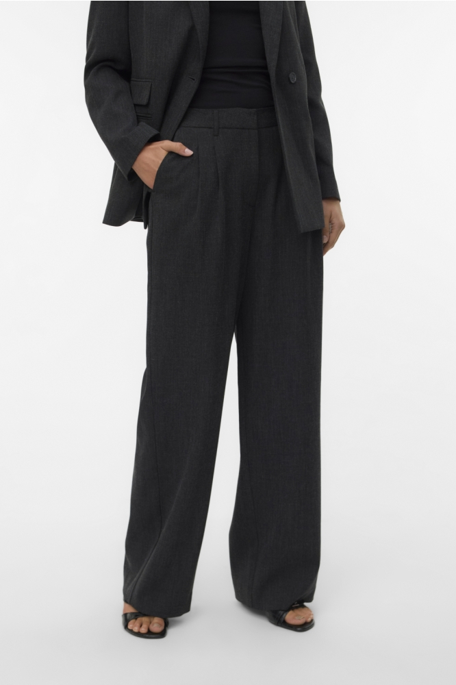 Vero Moda grijze dames broek | Model vooraanzicht