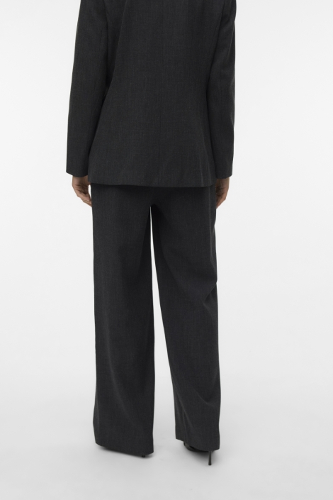 Vero Moda grijze dames broek | Model achteraanzicht