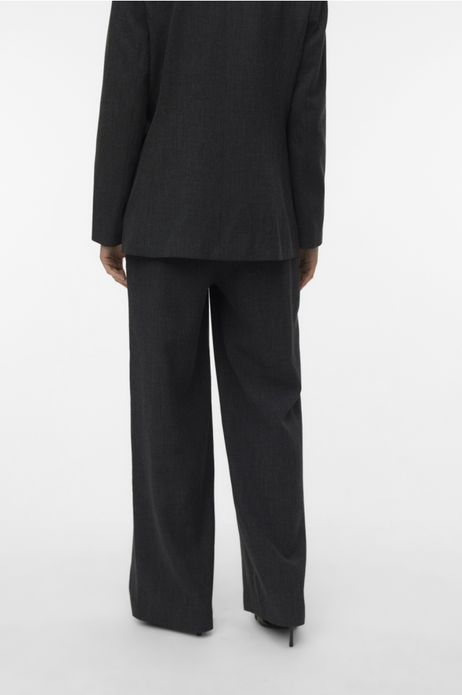 Vero Moda grijze dames broek | Model achteraanzicht