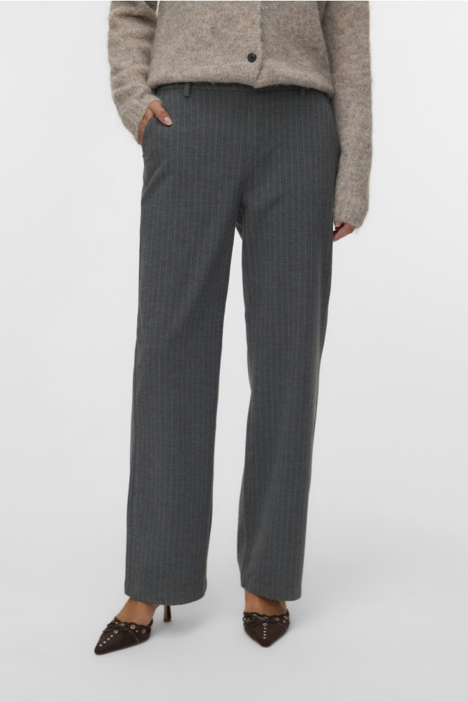 Vero Moda grijze dames broek | Model vooraanzicht