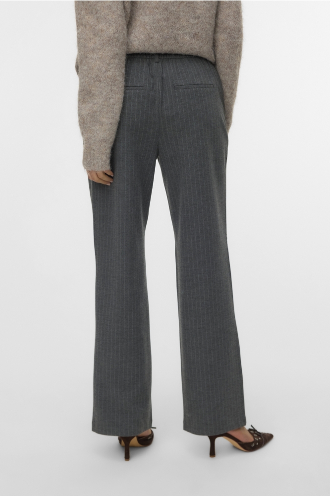 Vero Moda grijze dames broek | Model achteraanzicht