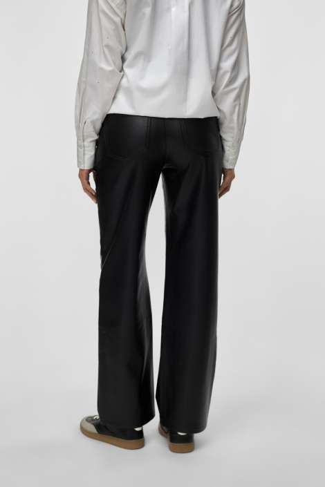 Vero Moda zwarte dames broek | Model achteraanzicht
