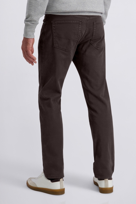 Pierre Cardin bruine heren jeans | Model achteraanzicht