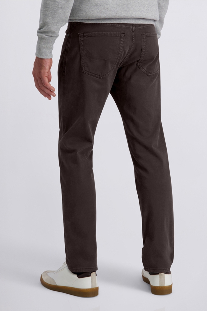 Pierre Cardin bruine heren jeans | Model achteraanzicht