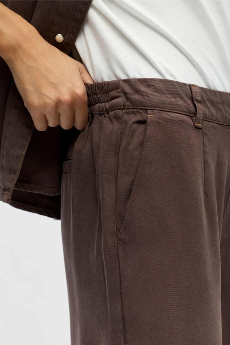 Object bruine dames broek | Close up
