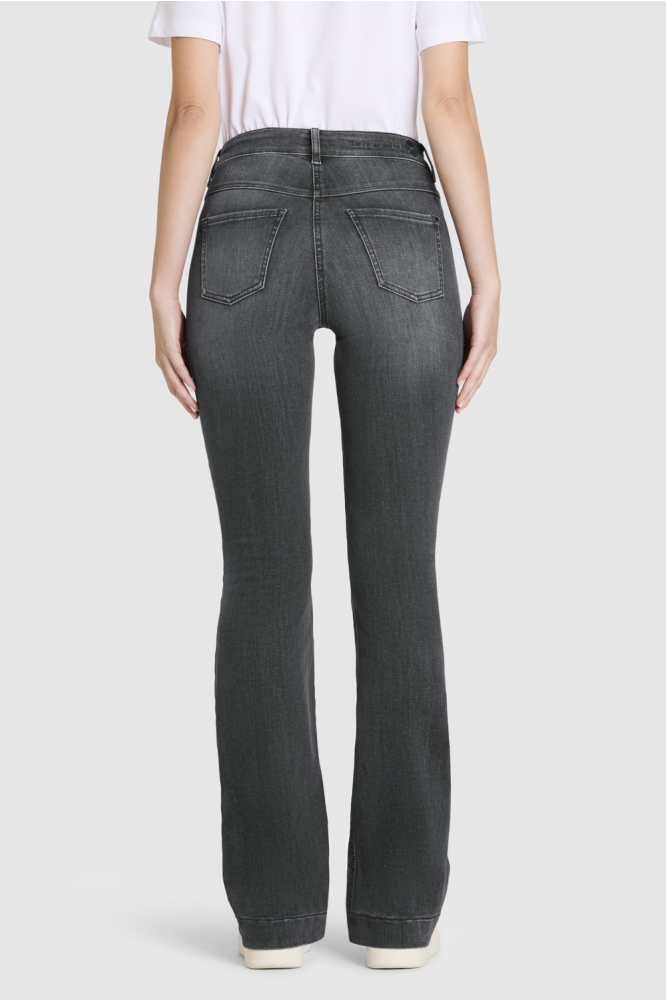 Mac grijze dames jeans | Model achteraanzicht