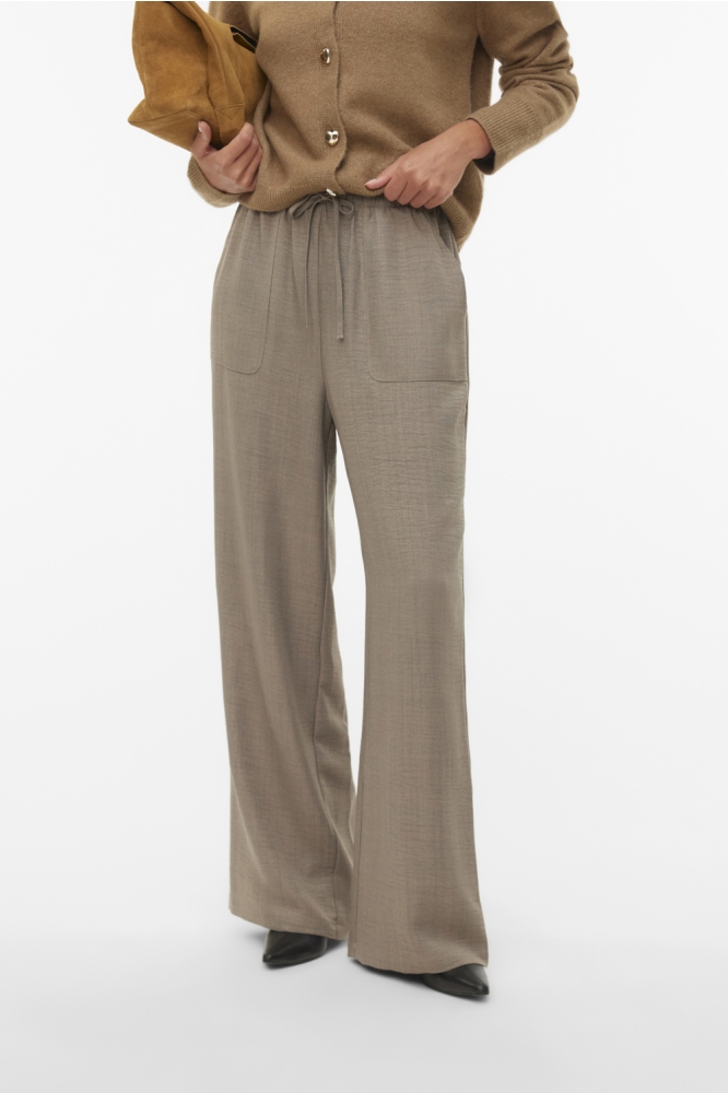 Vero Moda taupe dames broek | Model vooraanzicht