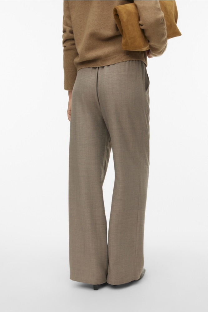 Vero Moda taupe dames broek | Model achteraanzicht