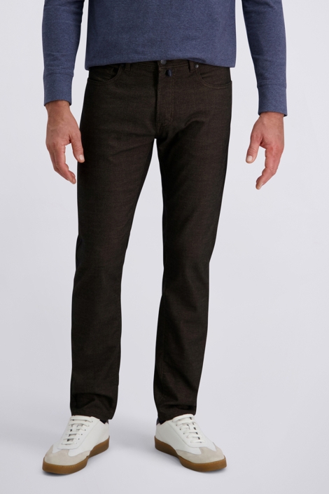 Pierre Cardin bruine heren broek | Model vooraanzicht