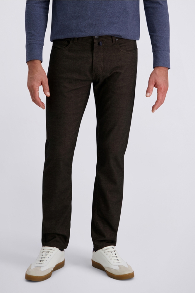 Pierre Cardin bruine heren broek | Model vooraanzicht