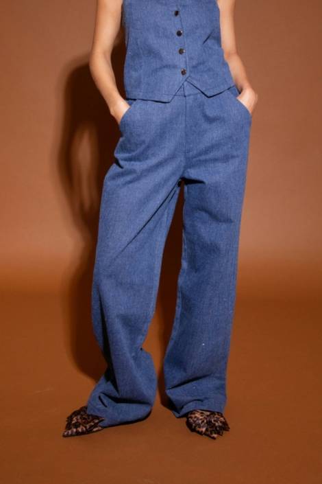 Studio Amaya blauwe dames broek | Model vooraanzicht