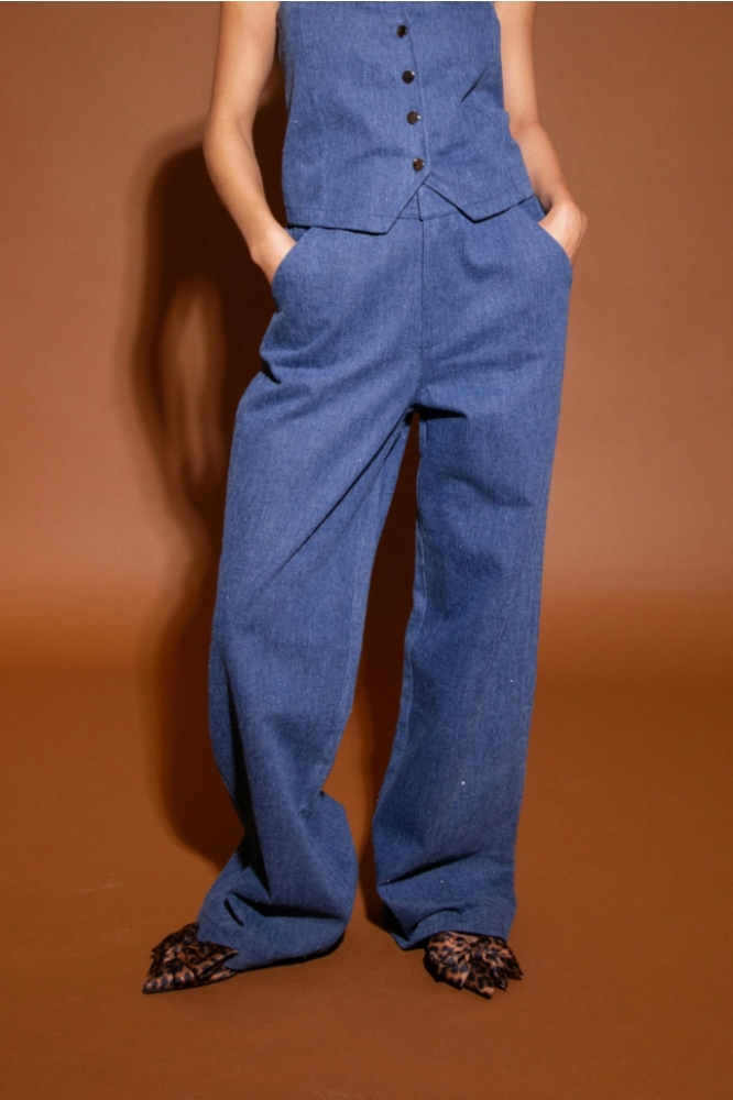 Studio Amaya blauwe dames broek | Model vooraanzicht