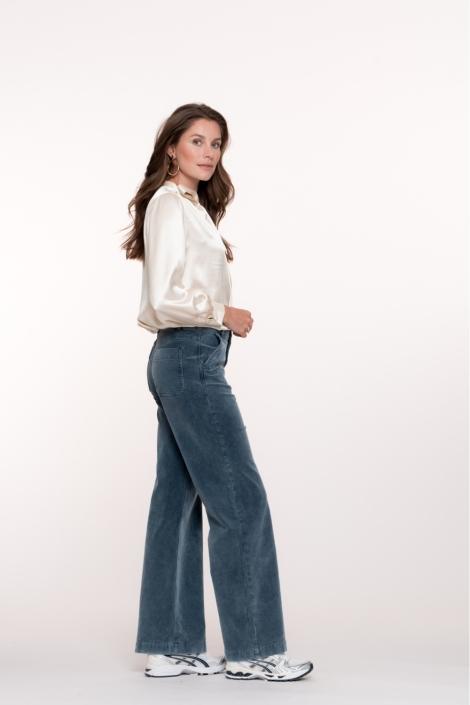 Geisha blauwe dames broek | Model zijaanzicht