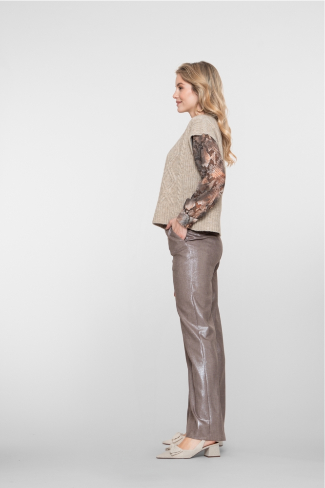 Geisha taupe dames broek | Model achteraanzicht