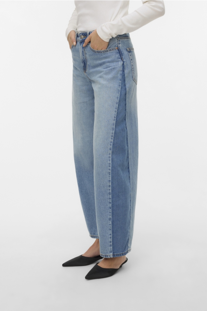 Vero Moda blauwe dames jeans | Model zijaanzicht