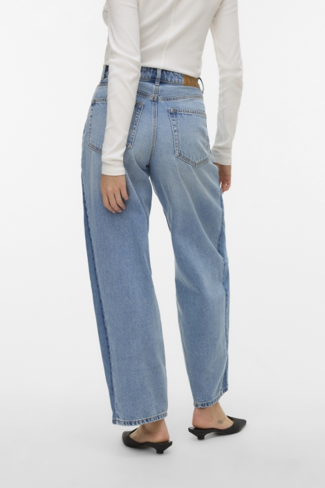 Vero Moda blauwe dames jeans | Model achteraanzicht