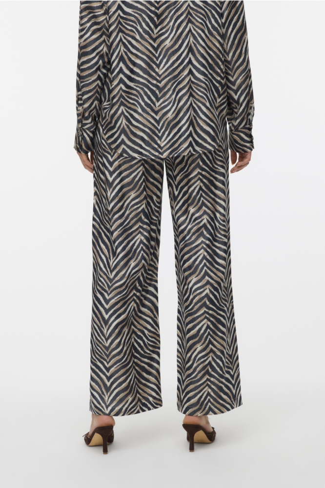 Vero Moda zwarte dames broek | Model achteraanzicht