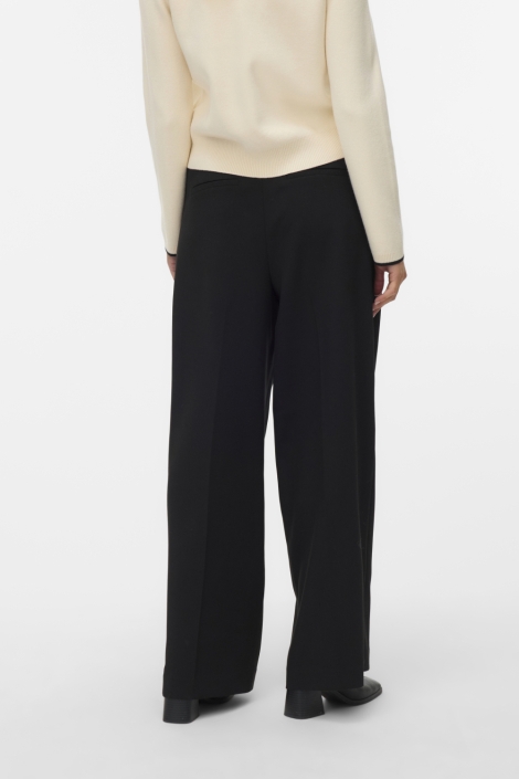 Vero Moda zwarte dames broek | Model achteraanzicht