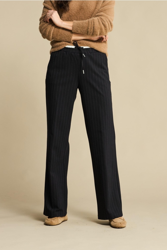 Red Button zwarte dames broek | Model vooraanzicht