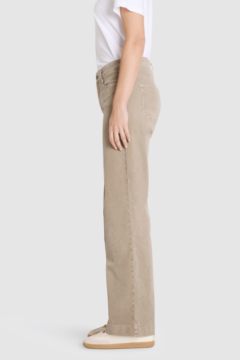 Mac beige dames broek | Model achteraanzicht