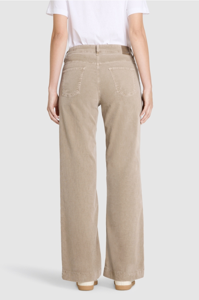 Mac beige dames broek | Model achteraanzicht