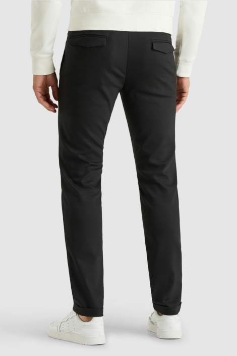 Cast Iron zwarte heren broek | Model achteraanzicht