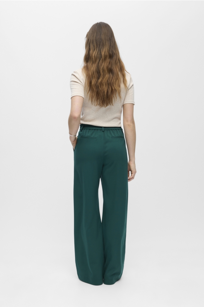Object groene dames broek | Model achteraanzicht