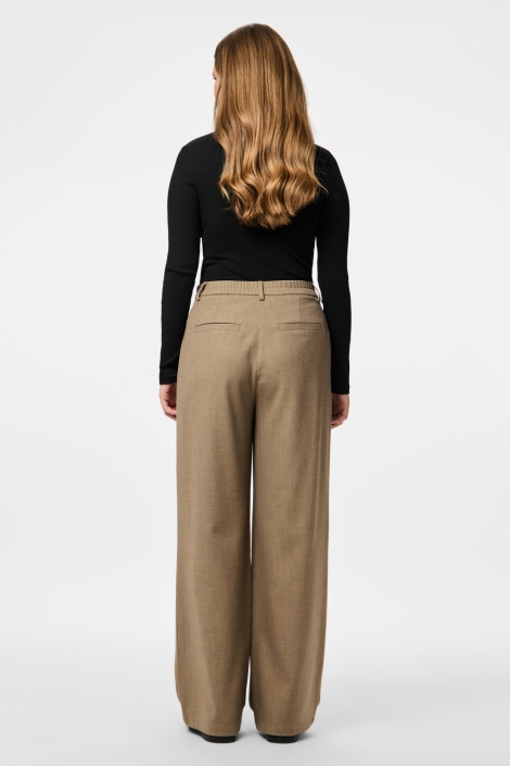 Pieces camel dames broek | Model achteraanzicht