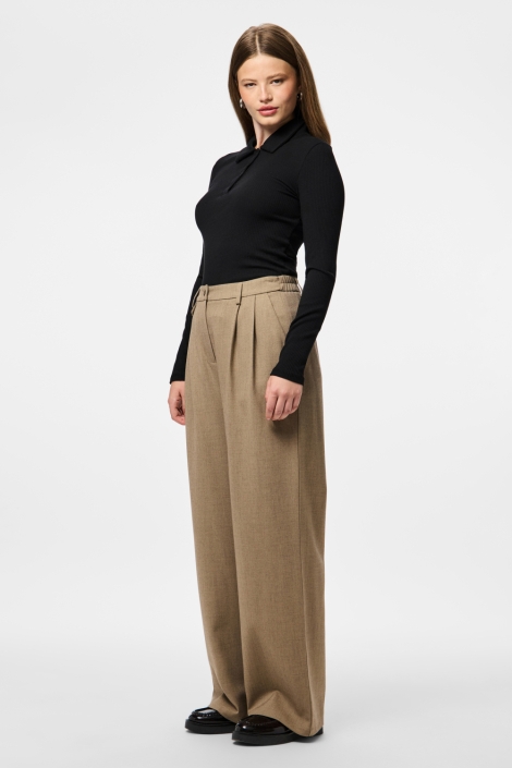 Pieces camel dames broek | Model zijaanzicht