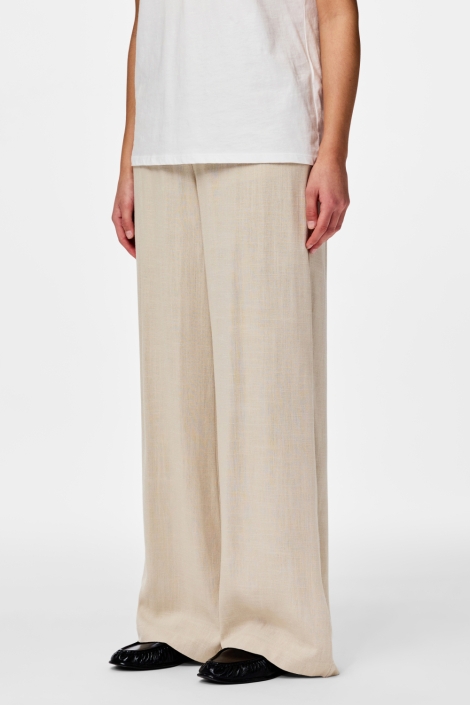 Pieces beige dames broek | Model vooraanzicht