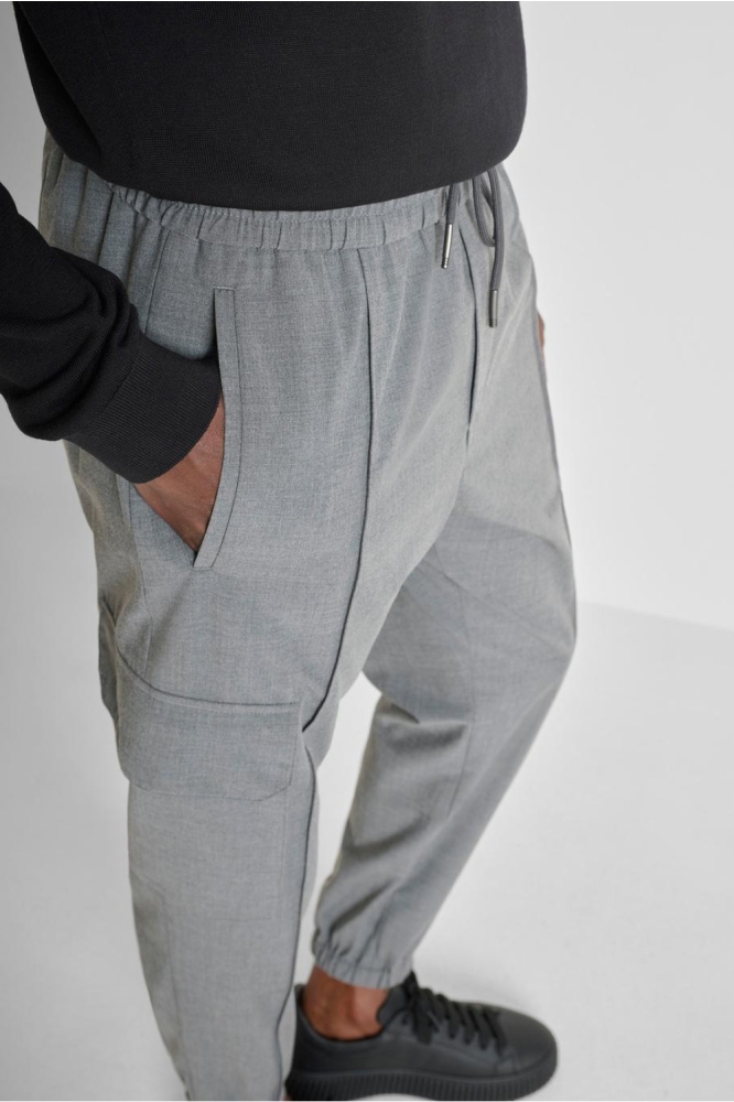 Antony Morato grijze heren broek | Model zijaanzicht