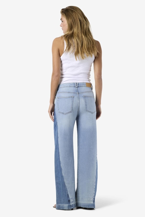 Noisy may blauwe dames jeans | Model achteraanzicht