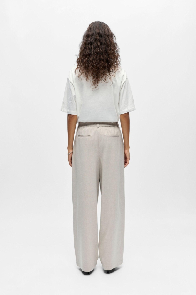 Object beige dames broek | Model achteraanzicht