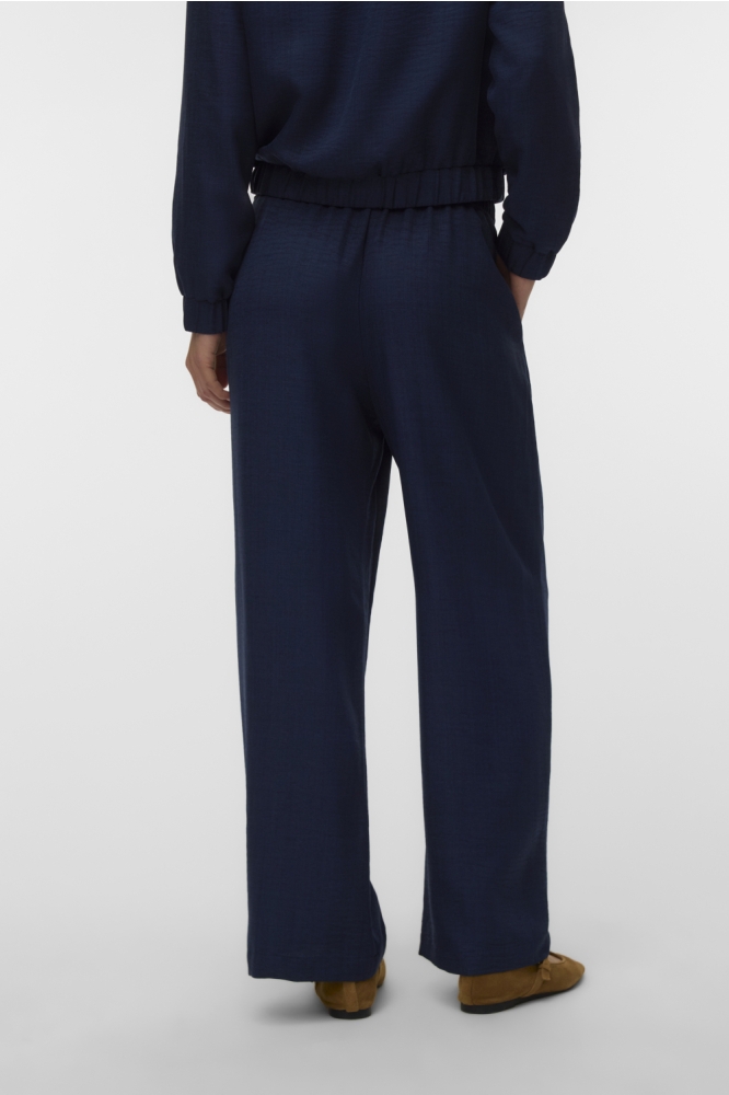 Vero Moda blauwe dames broek | Model achteraanzicht