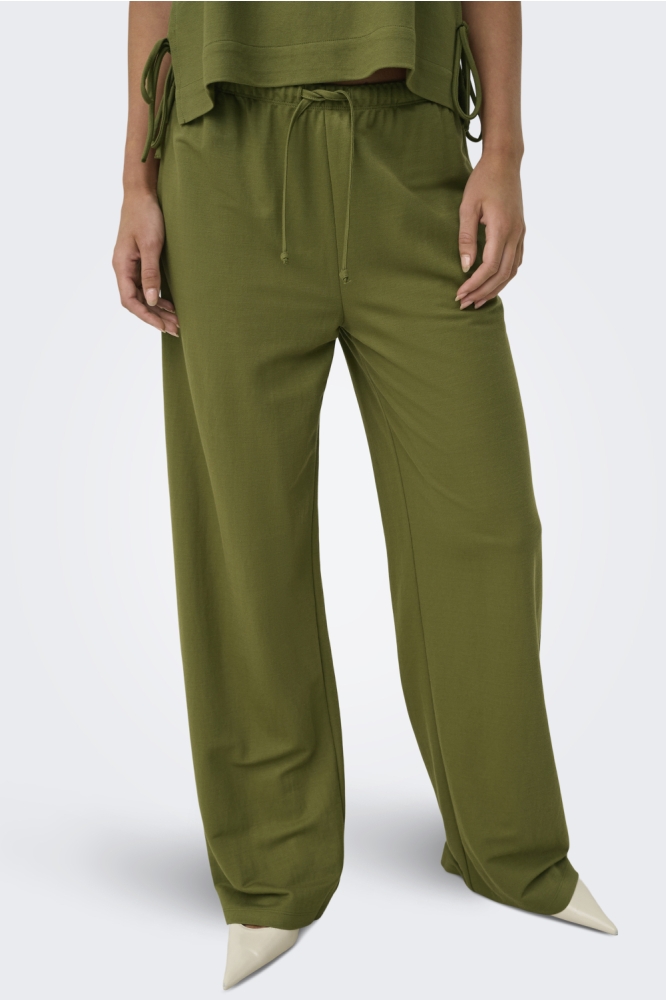 Jacqueline de Yong groene dames broek | Model vooraanzicht