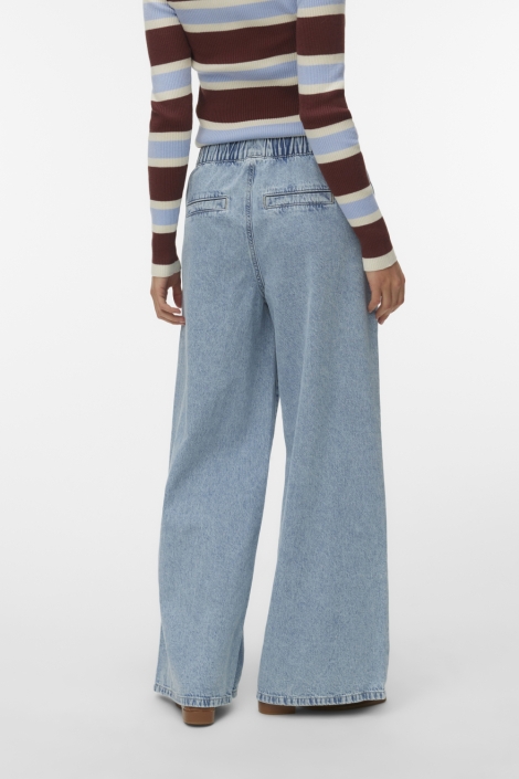 Vero Moda blauwe dames jeans | Model achteraanzicht